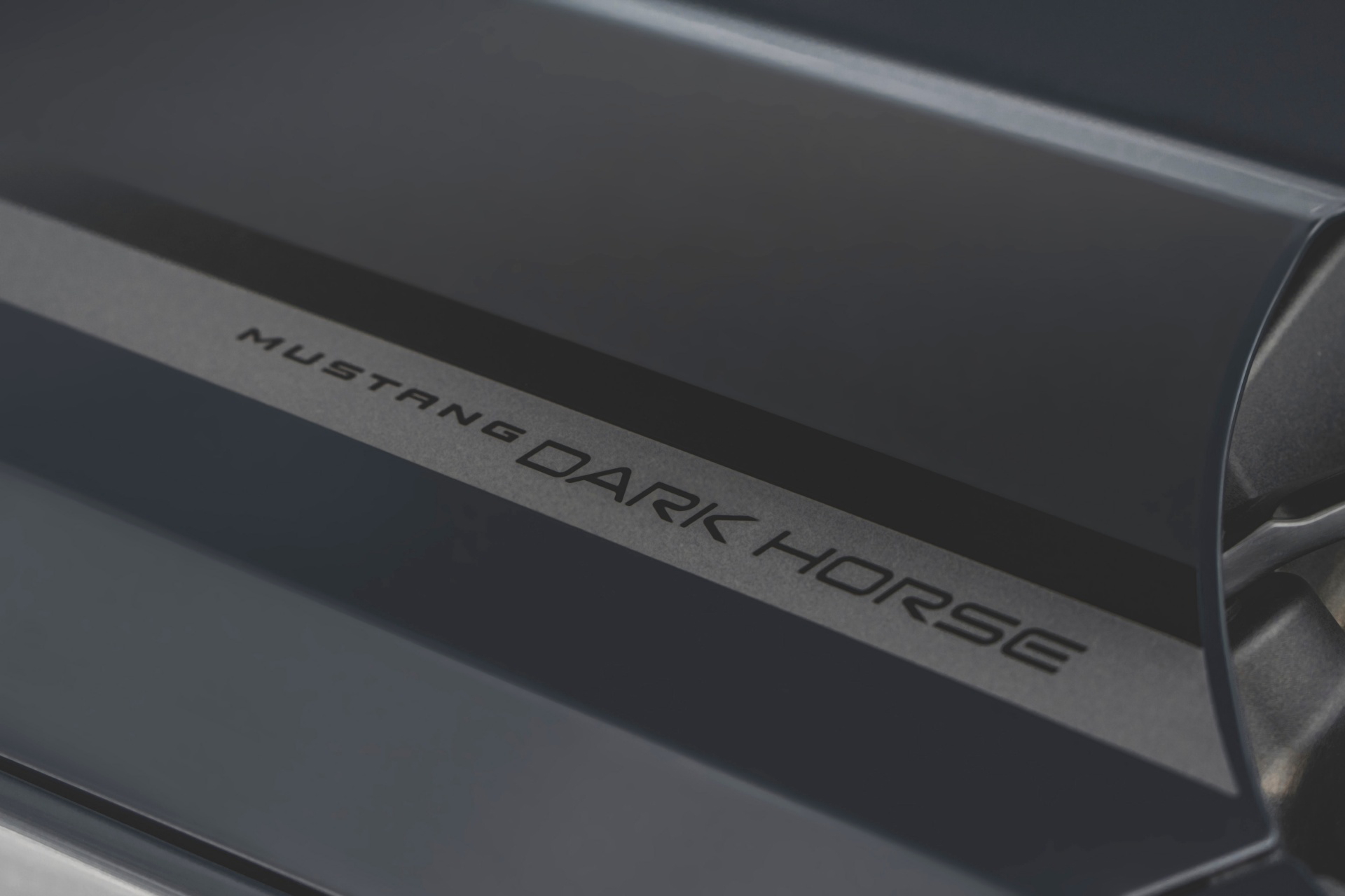 Visión de cerca del umbral de la puerta con emblema Mustang.
