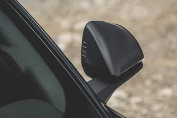 Detalle del espejo lateral del Ford Mustang 2024.