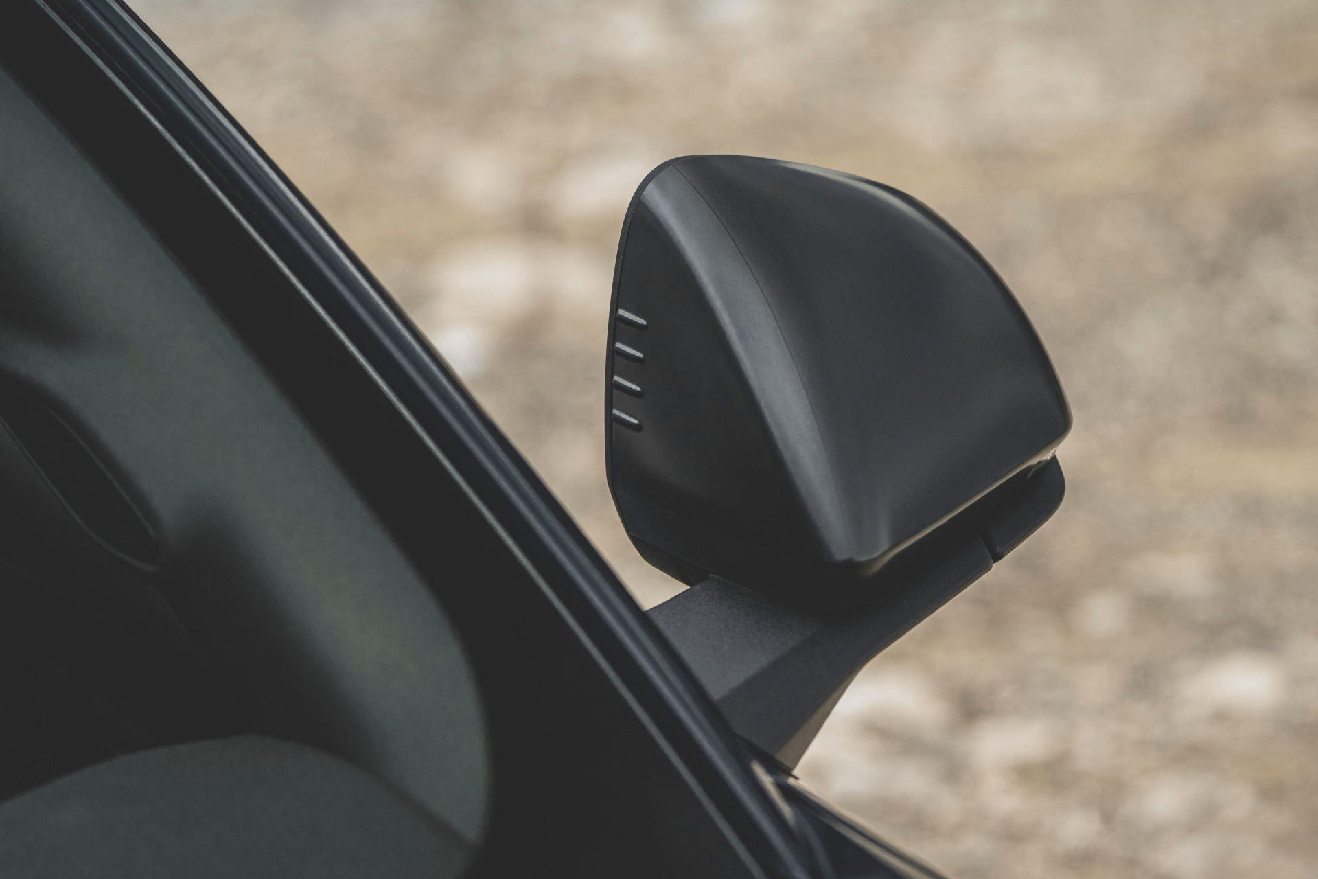 Detalle del espejo lateral del Ford Mustang 2024.