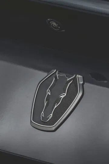 Primer plano del emblema del Ford Mustang 2024, detalle icónico de la marca.