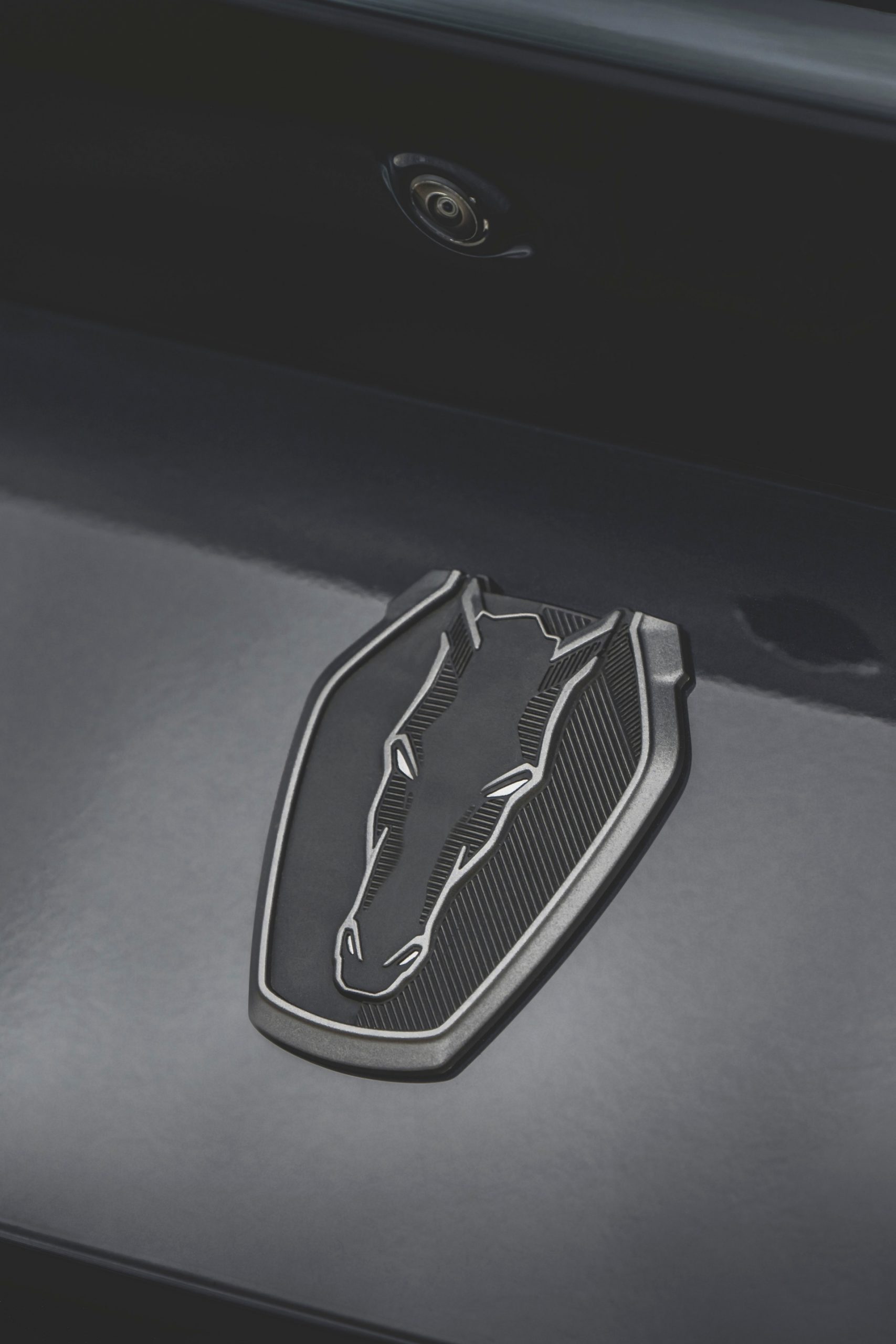 Primer plano del emblema del Ford Mustang 2024, detalle icónico de la marca.