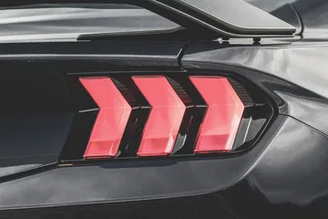 Detalle icónico de las luces traseras del Mustang 2024.