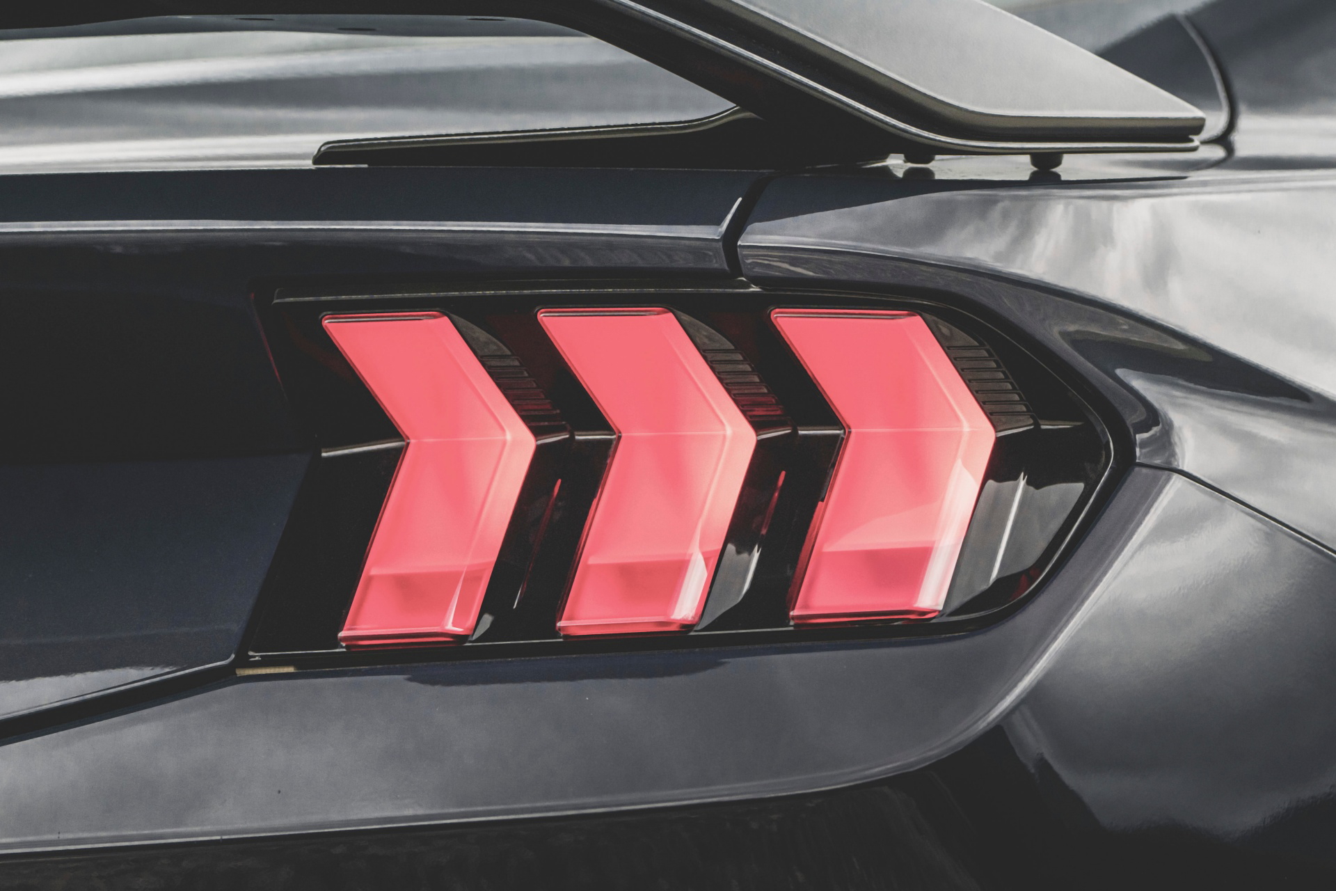 Detalle icónico de las luces traseras del Mustang 2024.