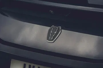 Detalle del emblema del Ford Mustang 2024 evidenciando su legado.