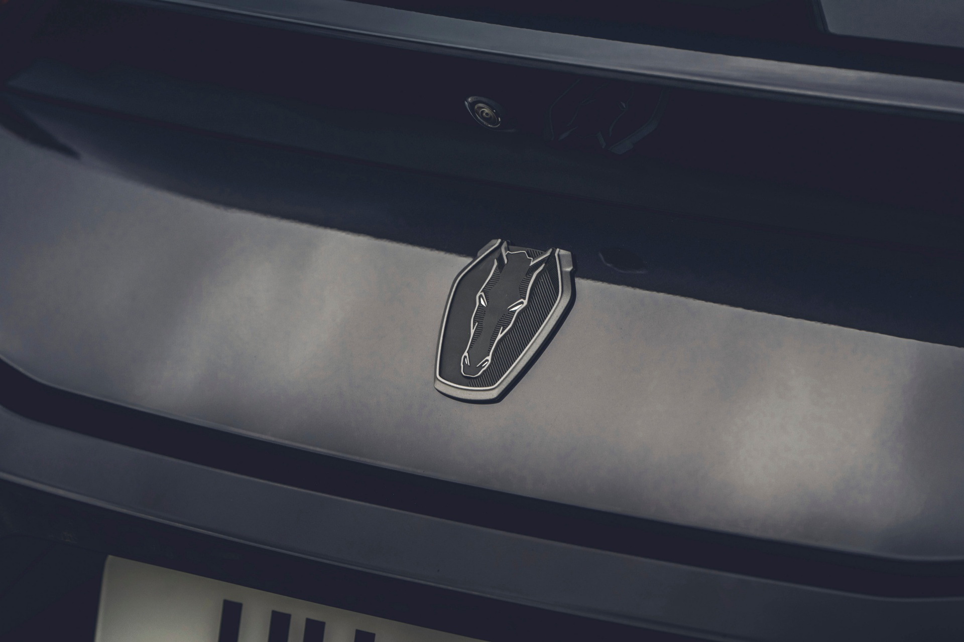 Detalle del emblema del Ford Mustang 2024 evidenciando su legado.