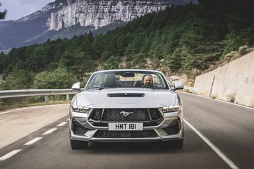 Vista en acción del Ford Mustang 2024 con su frontal agresivo y líneas dinámicas.