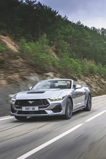 El Ford Mustang 2024 demuestra su porte en carretera, ensalzando su musculosa estética.
