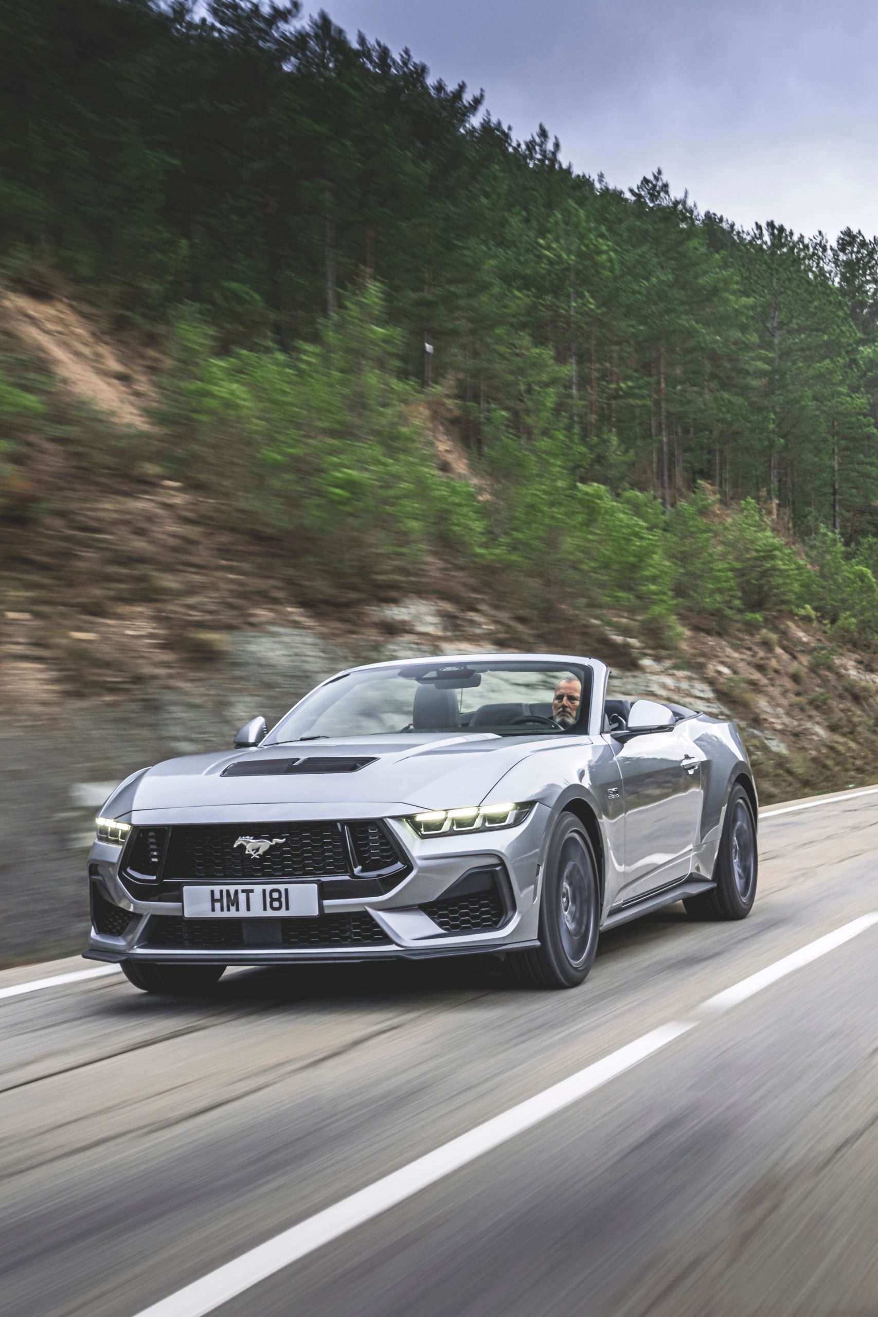 El Ford Mustang 2024 demuestra su porte en carretera, ensalzando su musculosa estética.