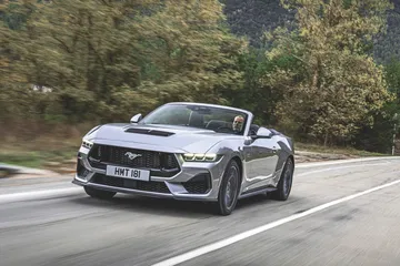 El nuevo Ford Mustang 2024 capturado en pleno dinamismo, mostrando su agresiva delantera y línea lateral