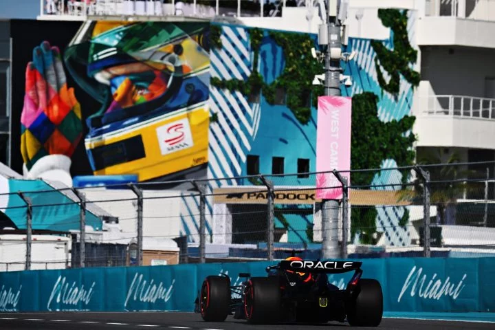 Monoplaza en acción durante la final del GP de Miami 2024, mostrando un dinamismo excepcional.
