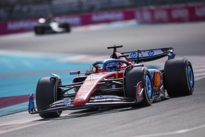 Monoplaza de F1 en pista durante el GP de Miami 2024, dominando con precisión cada curva.