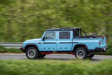 Vista lateral que muestra el diseño robusto del Ineos Grenadier