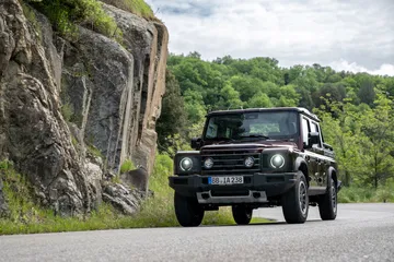 Vista lateral del Ineos Grenadier, un robusto 4x4 en su hábitat natural