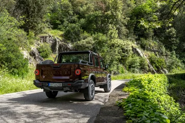 Vista trasera-lateral del Ineos Grenadier Quartermaster en entorno natural