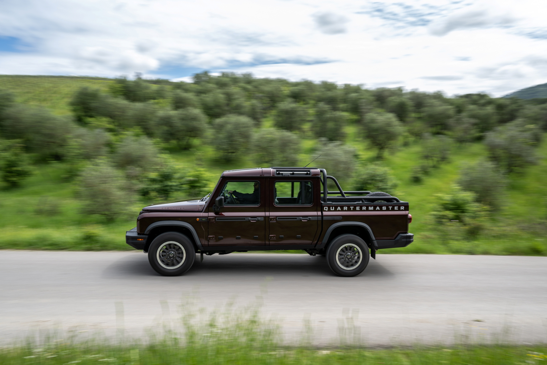 Vista lateral del Ineos Grenadier Quartermaster, robustez y funcionalidad.