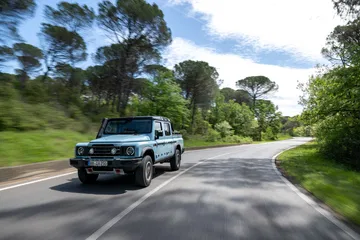 El Ineos Grenadier se muestra robusto y aventurero en su hábitat natural