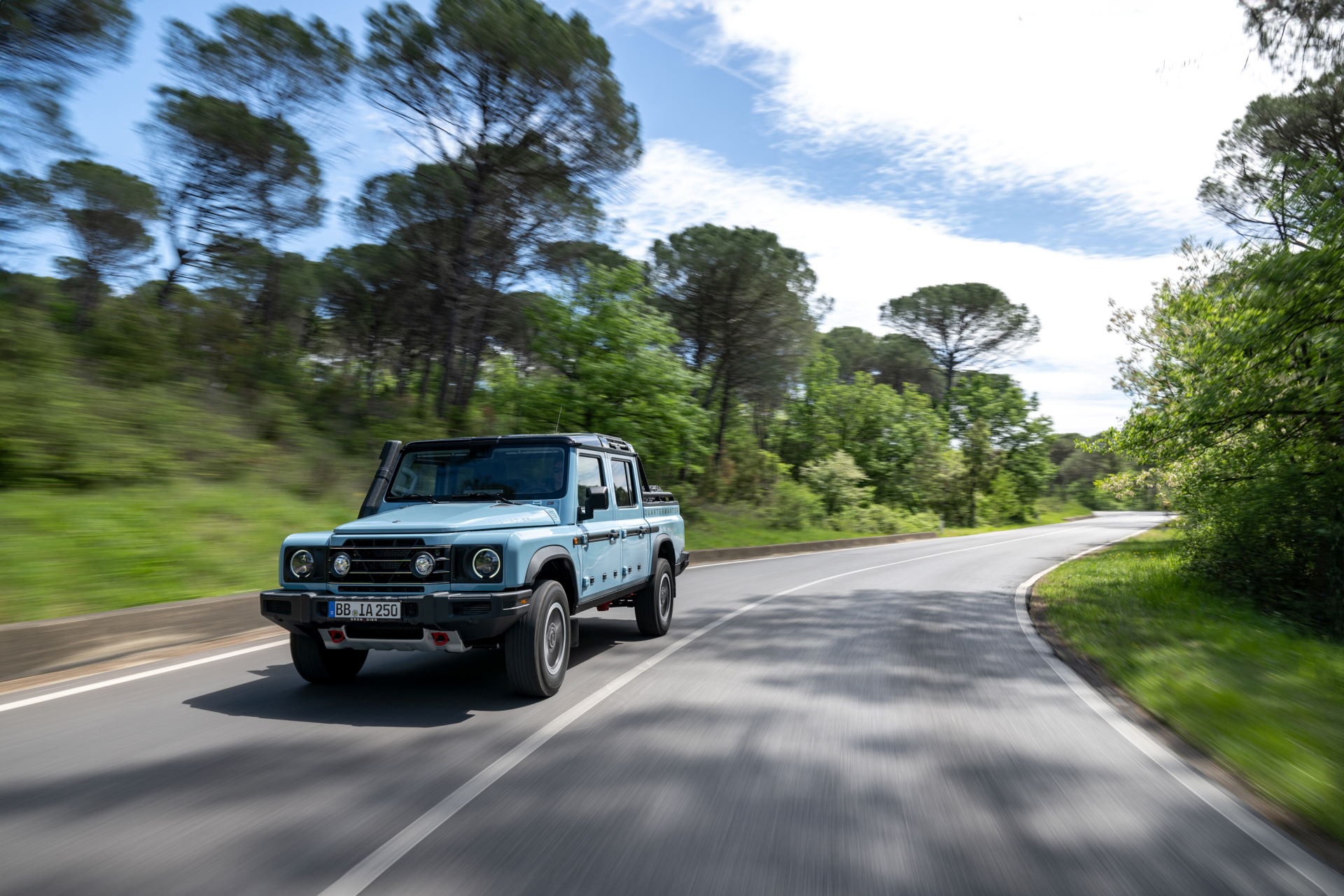 El Ineos Grenadier se muestra robusto y aventurero en su hábitat natural