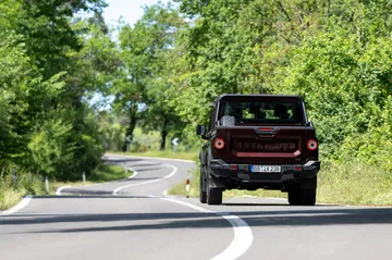 Vista trasera lateral del Ineos Grenadier, robustez y capacidad off-road en foco.