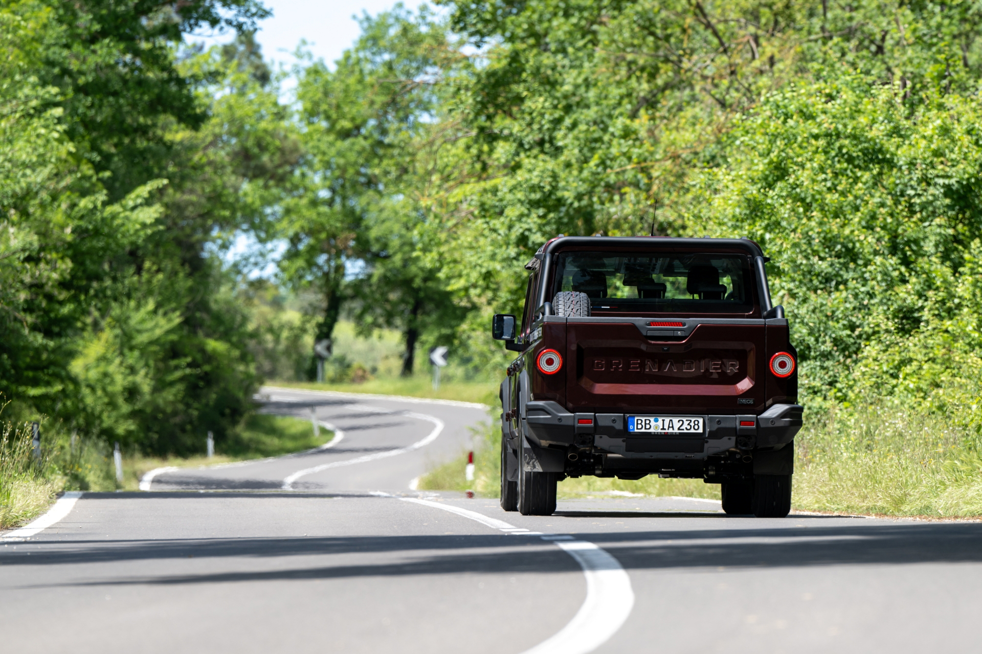 Vista trasera lateral del Ineos Grenadier, robustez y capacidad off-road en foco.