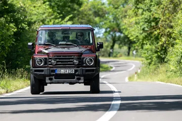 El Ineos Grenadier en carretera demostrando robustez y diseño clásico 4x4.