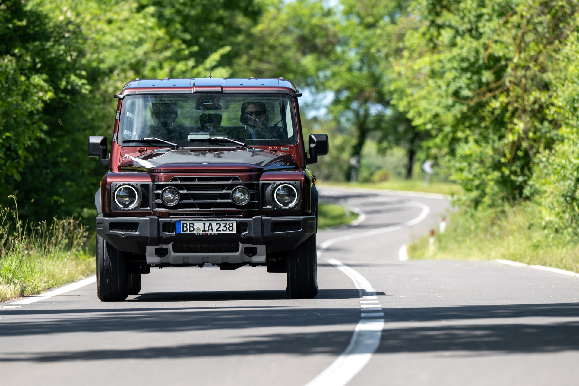 El Ineos Grenadier en carretera demostrando robustez y diseño clásico 4x4.