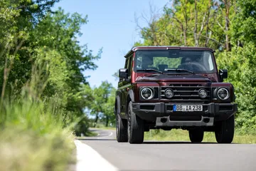 Vista dinámica del Ineos Grenadier en carretera abierta