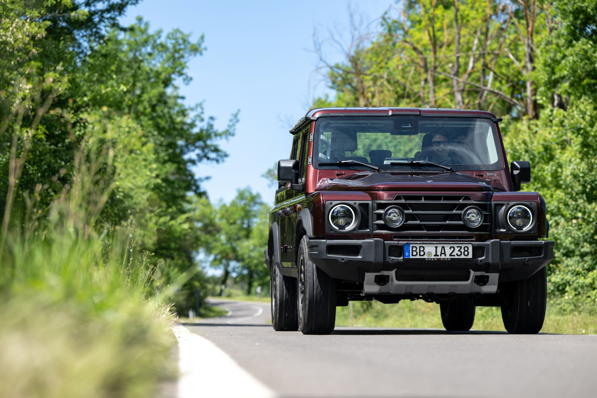 Vista dinámica del Ineos Grenadier en carretera abierta
