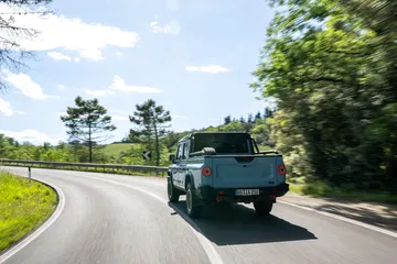 El Ineos Grenadier Quartermaster 2024 en ruta, exhibiendo su robustez.