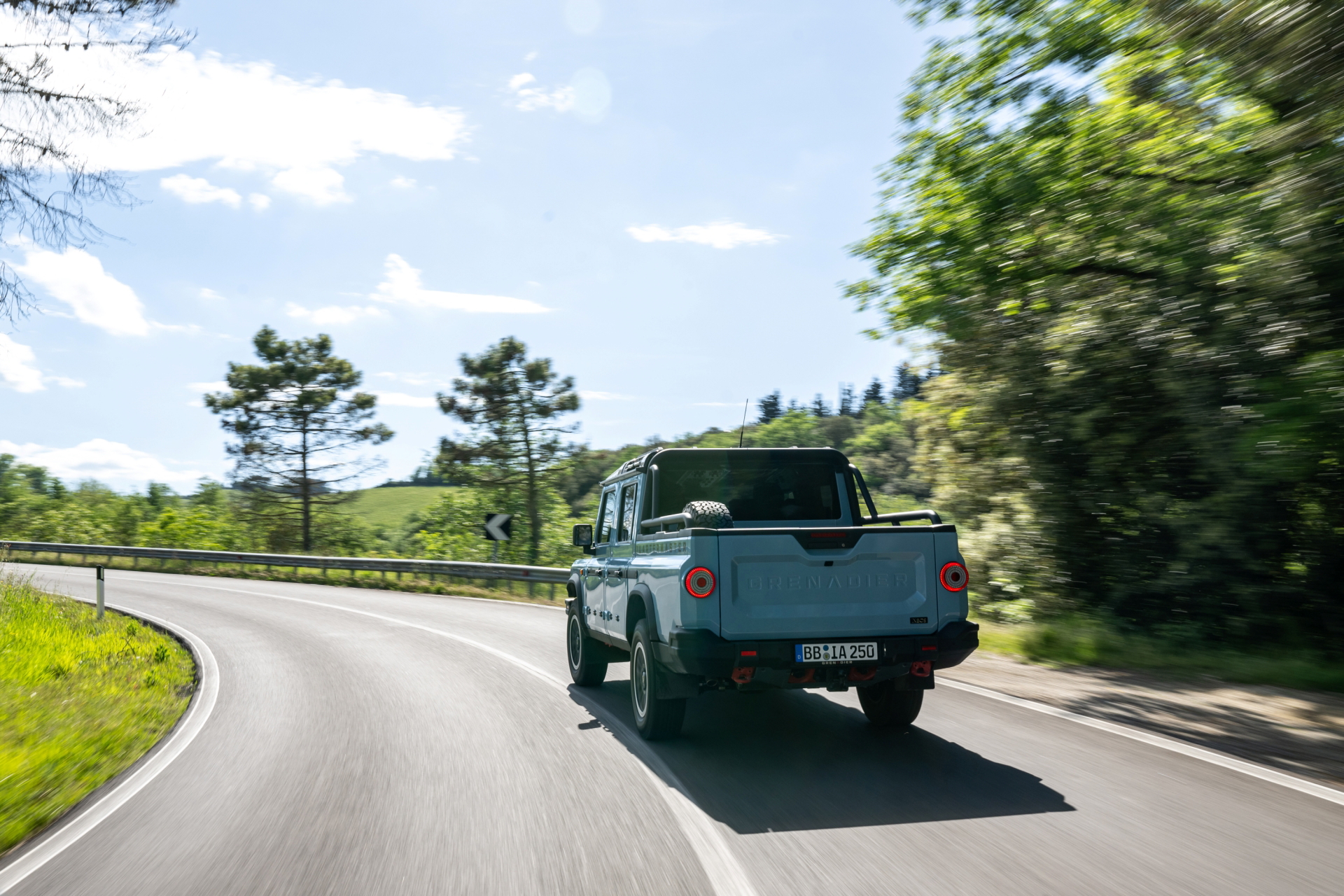 El Ineos Grenadier Quartermaster 2024 en ruta, exhibiendo su robustez.