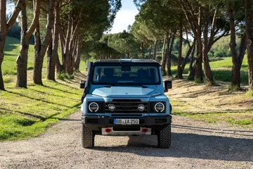 Vista frontal lateral del Ineos Grenadier, robustez y capacidad off-road en su diseño.