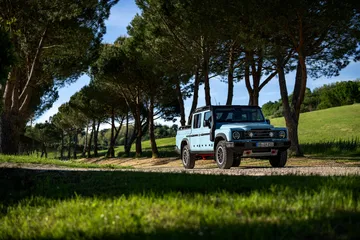 El Ineos Grenadier Quartermaster muestra su perfil robusto en entorno natural.