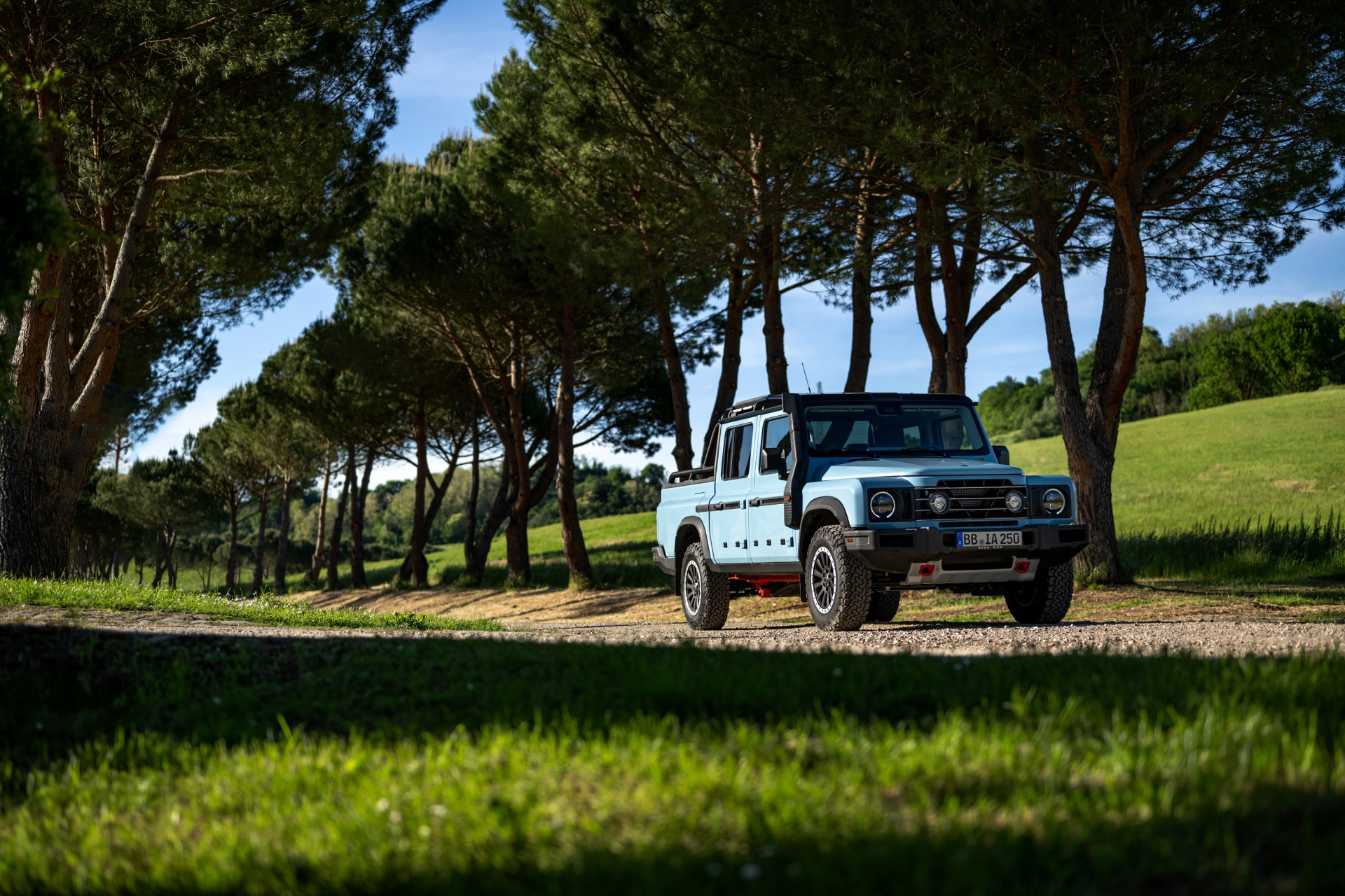 El Ineos Grenadier Quartermaster muestra su perfil robusto en entorno natural.