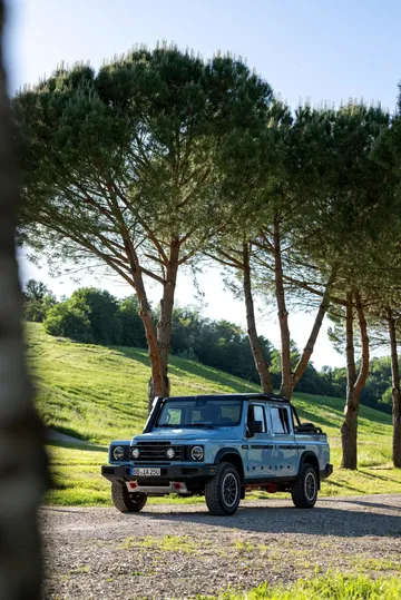 Vista del Ineos Grenadier en un entorno natural, destilando robustez.