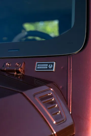 Vista lateral del Ineos Grenadier enfocando detalles exteriores