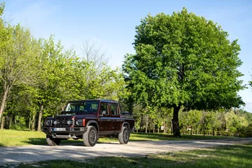 Ineos Grenadier en entorno natural, exhibiendo su robusta silueta.
