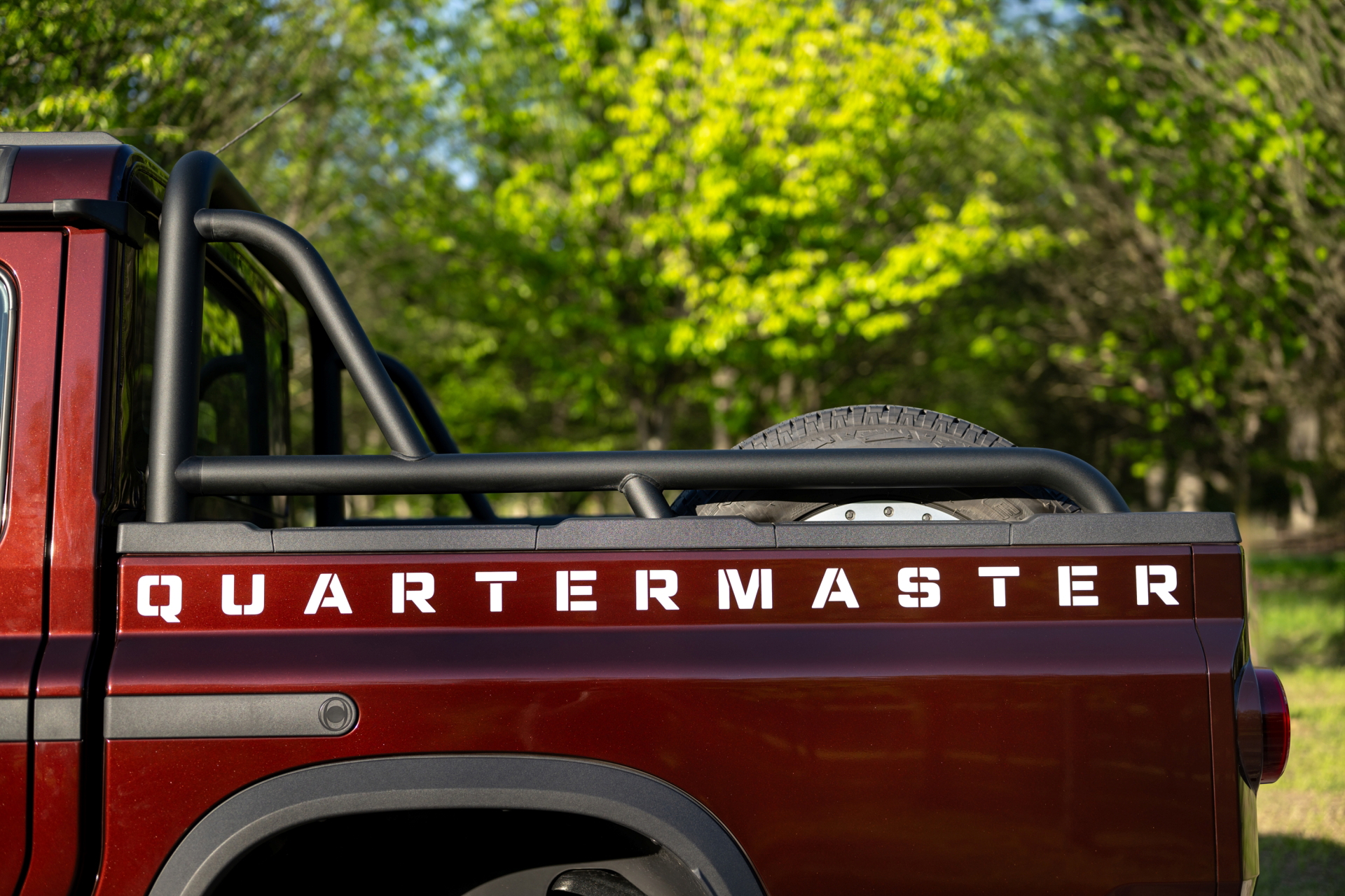 Vista lateral del Ineos Grenadier Quartermaster, robustez y funcionalidad.