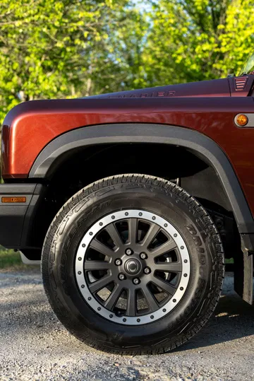 Vista lateral del robusto Ineos Grenadier, neumáticos todoterreno marcados.