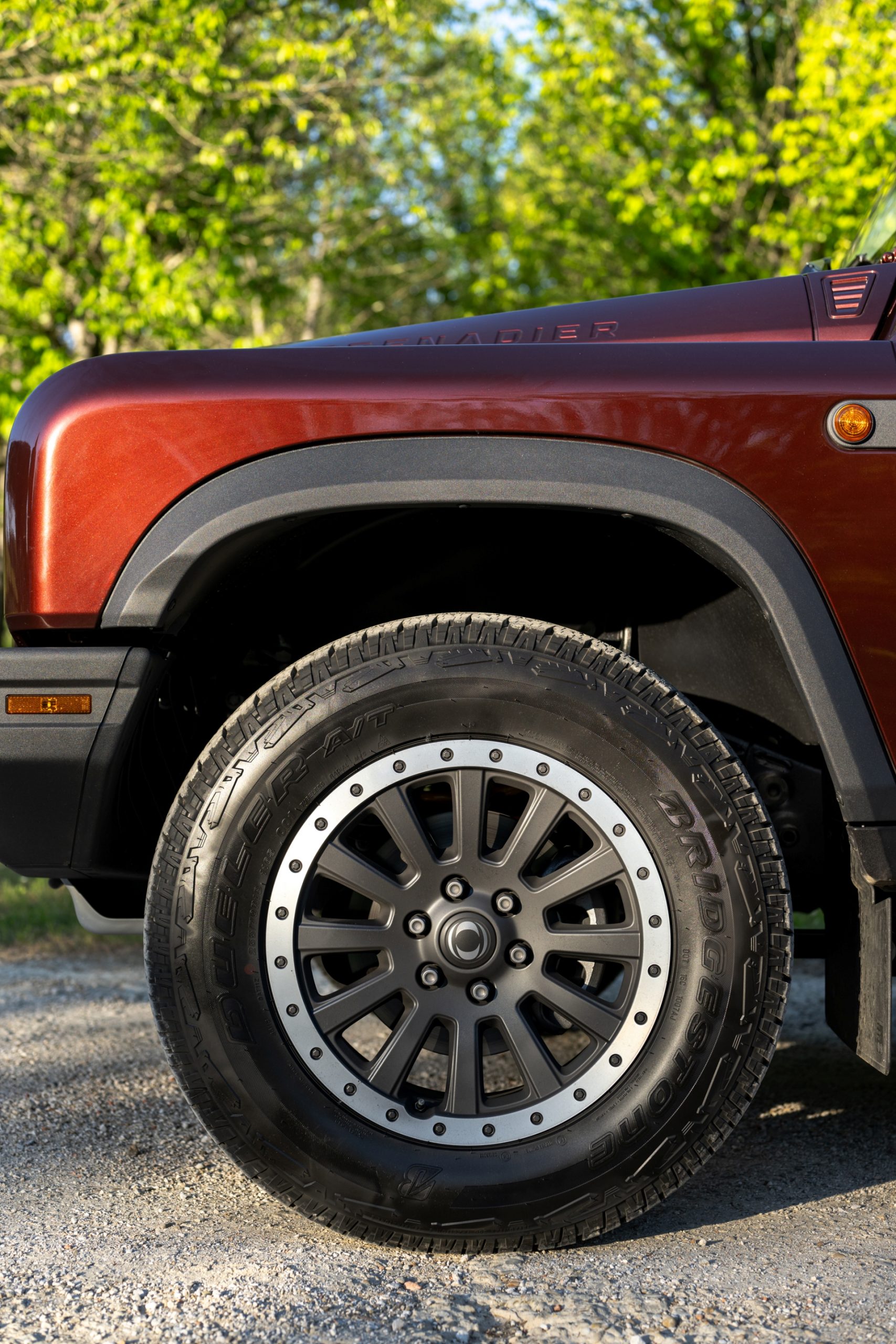 Vista lateral del robusto Ineos Grenadier, neumáticos todoterreno marcados.