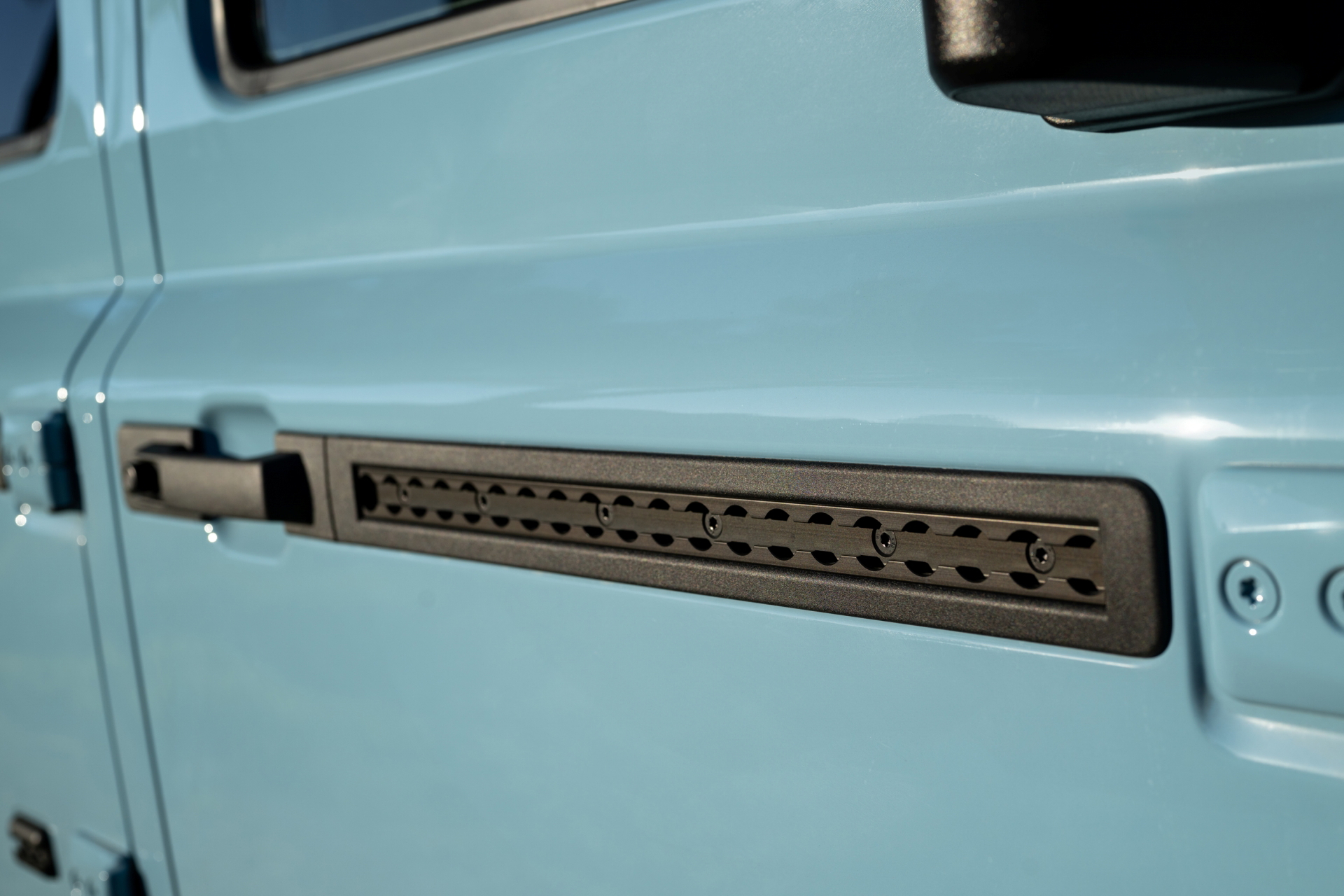 Detalle distintivo del Ineos Grenadier.