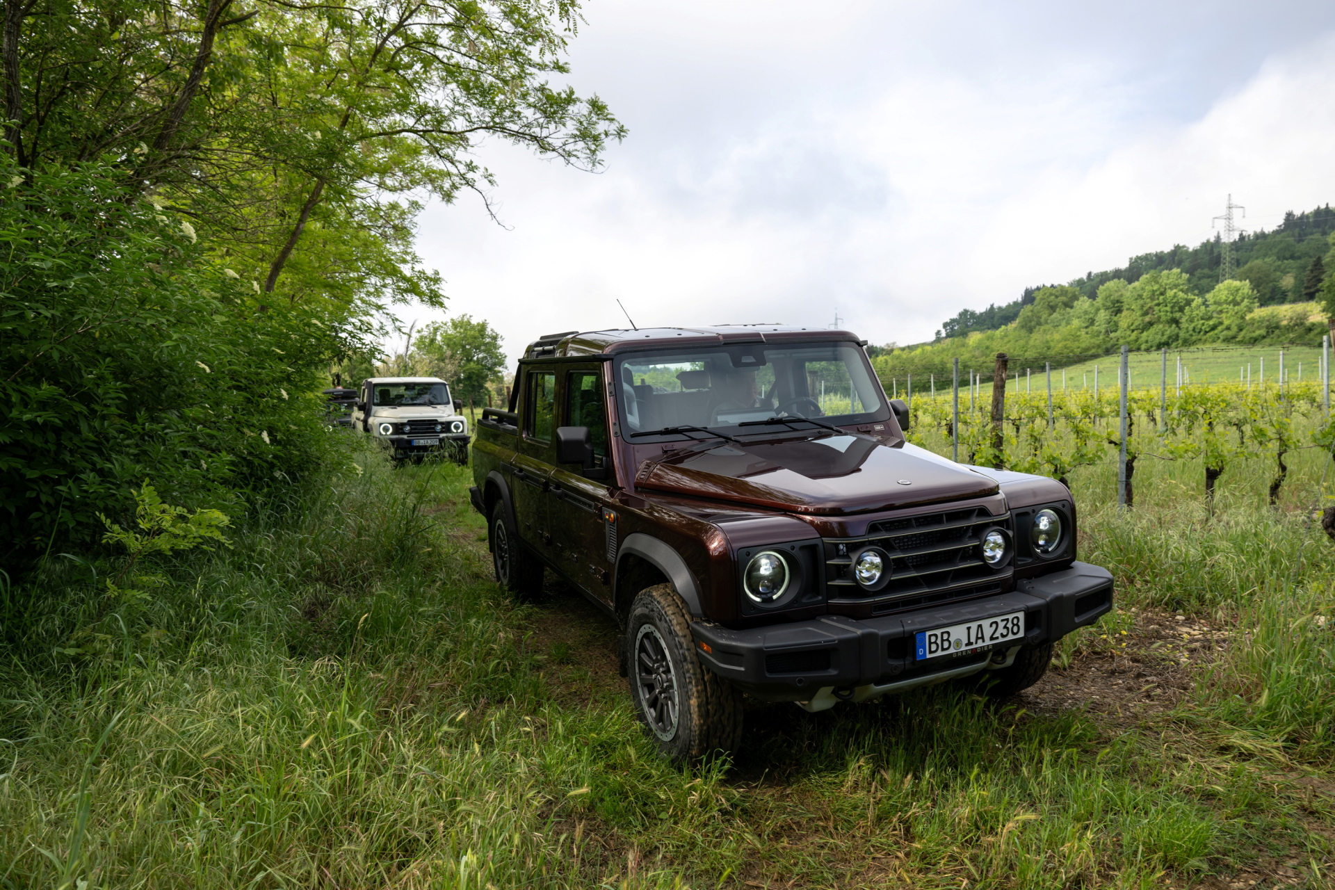 Ineos Grenadier Quartermaster en entorno natural, muestra robustez y capacidad off-road