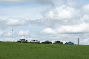 El Ineos Grenadier muestra su perfil robusto en un entorno campestre.
