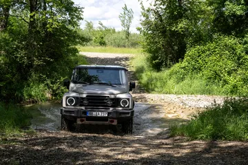 Vista dinámica del Ineos Grenadier en terreno off-road