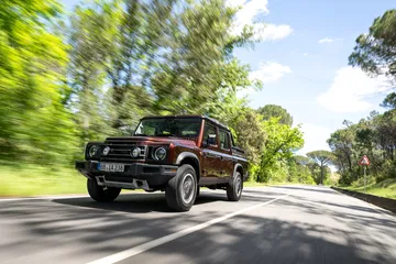 El Ineos Grenadier muestra su robustez y estilo clásico en carretera.