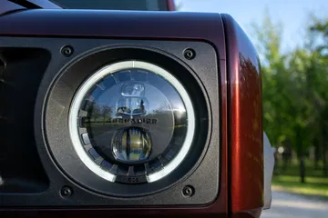 Vista cercana del imponente faro trasero, sello de robustez del Ineos Grenadier.