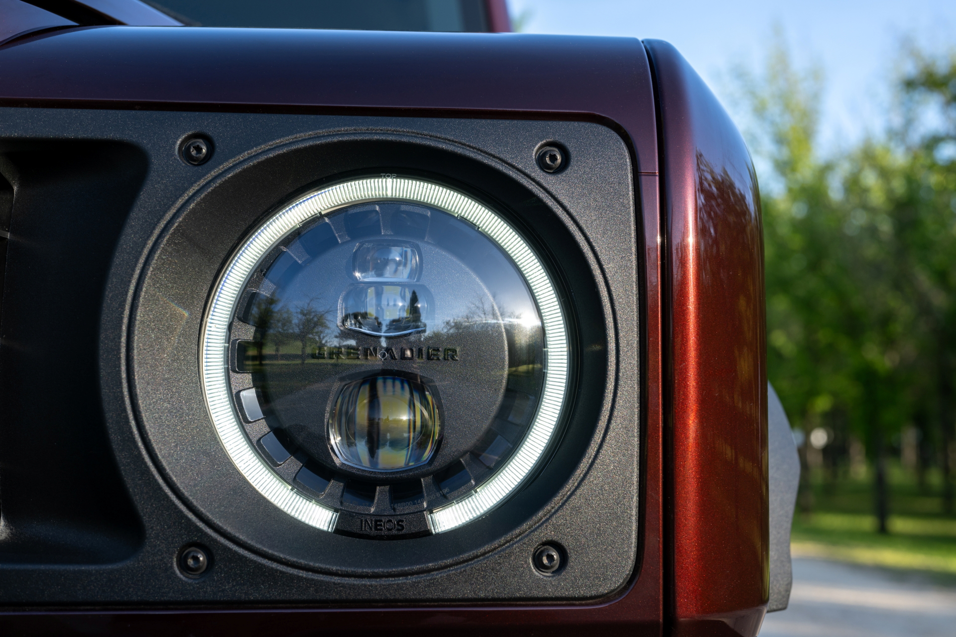 Vista cercana del imponente faro trasero, sello de robustez del Ineos Grenadier.