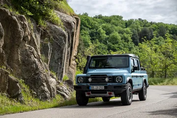 El Ineos Grenadier despliega su robustez y diseño clásico en carretera.