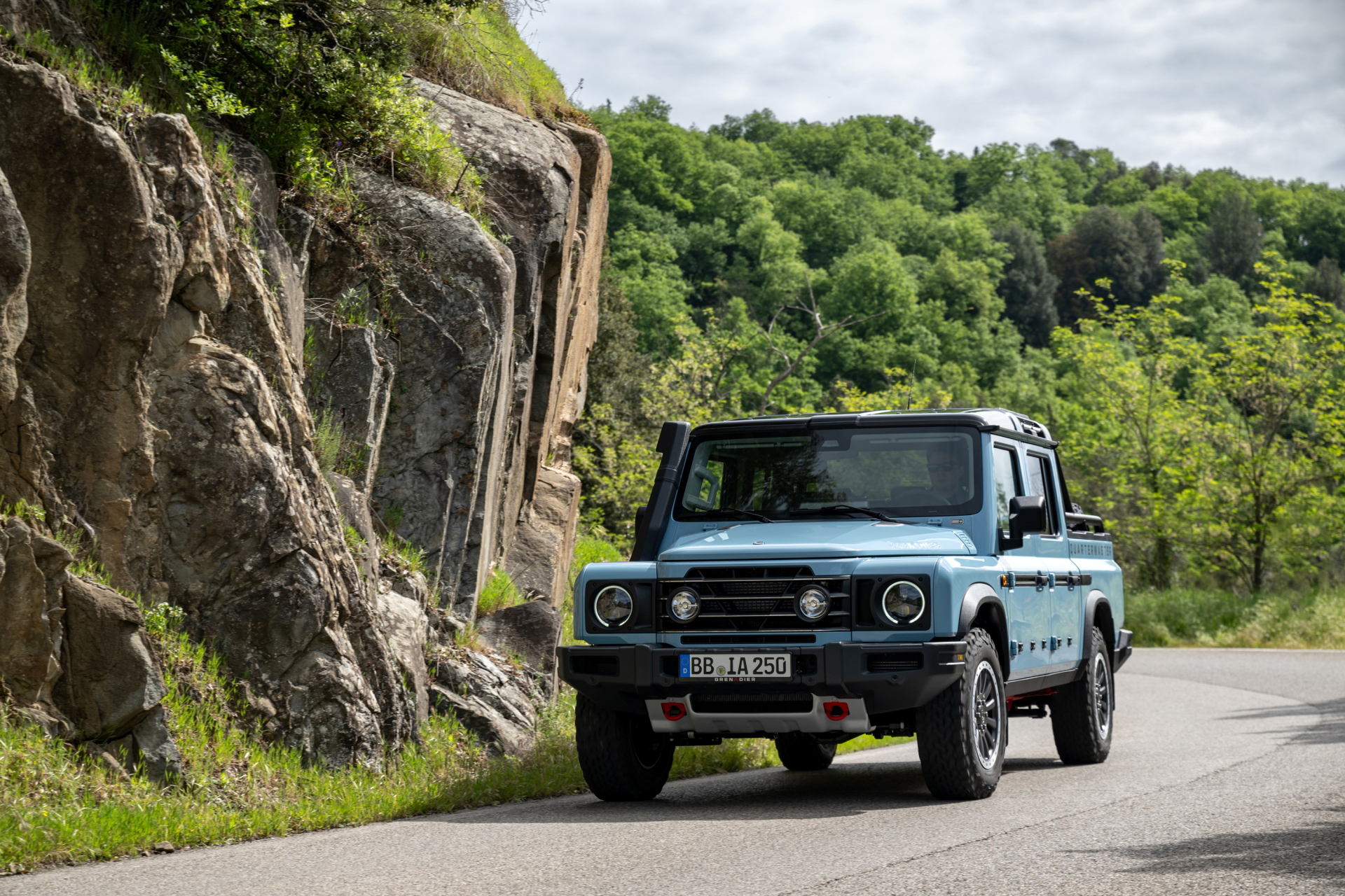 El Ineos Grenadier despliega su robustez y diseño clásico en carretera.