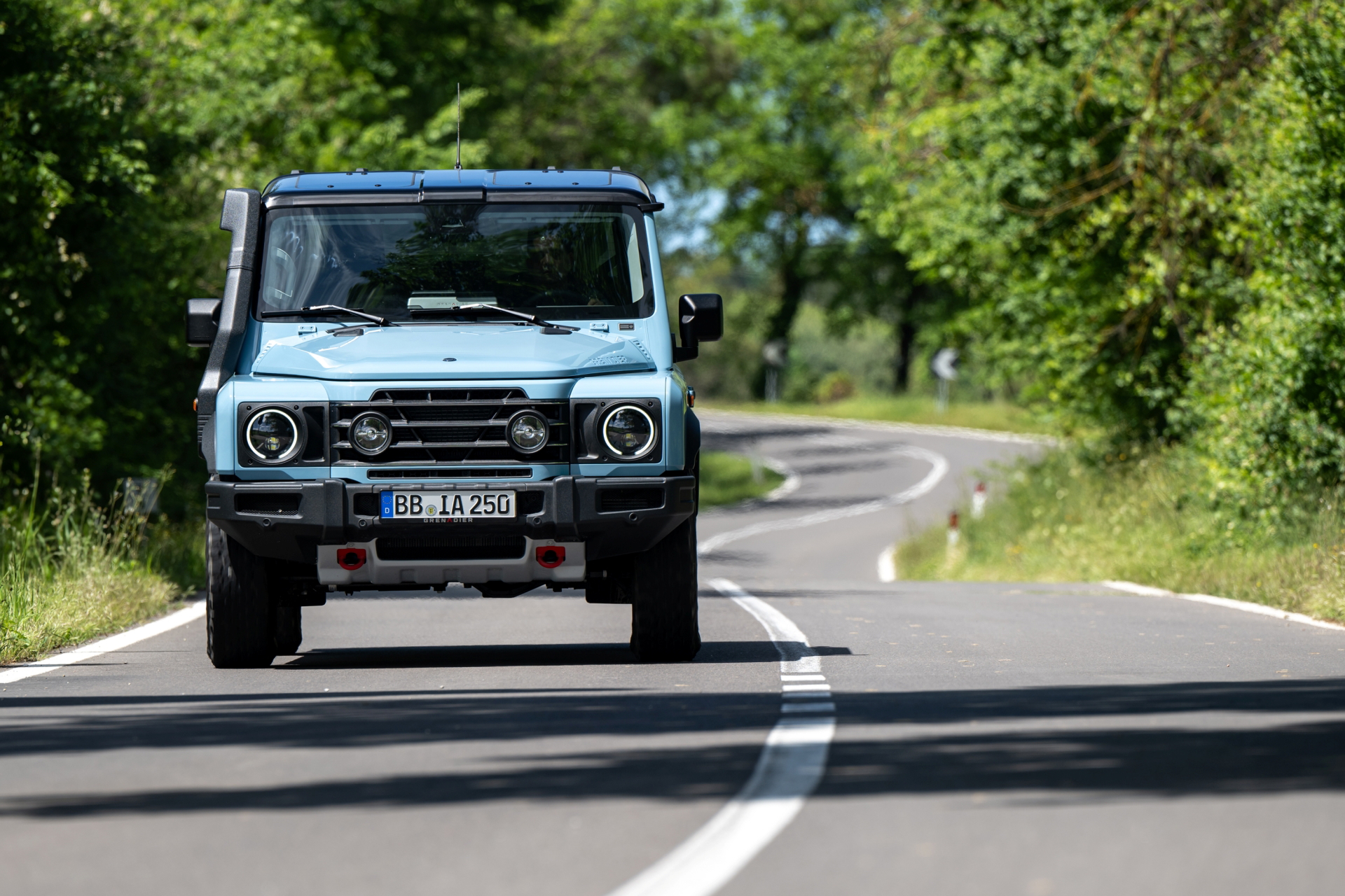 Ineos Grenadier Quartermaster '24 en acción, robustez y diseño funcional.