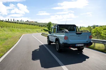 Vista trasera y lateral del Ineos Grenadier Quartermaster en su hábitat natural, la carretera.