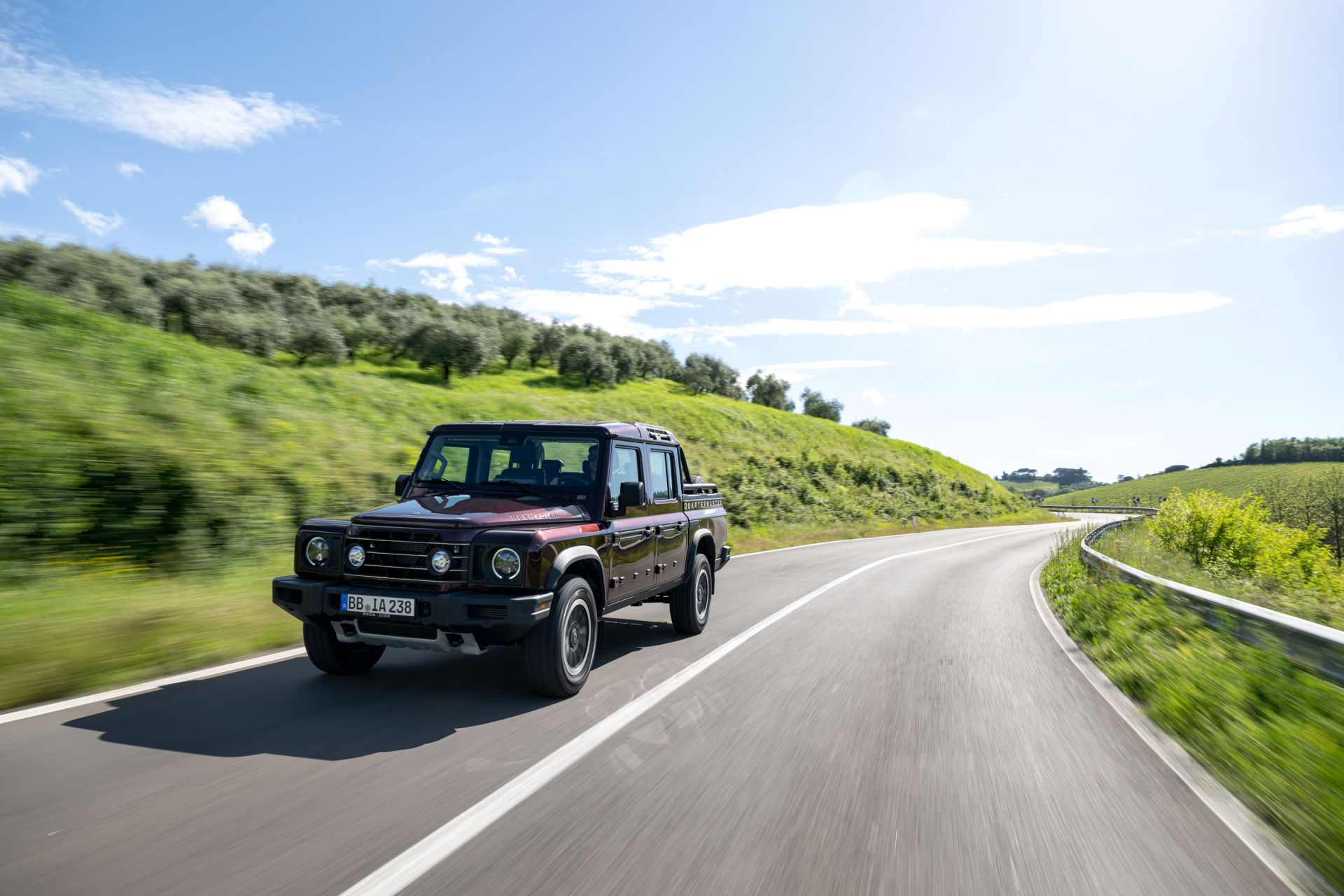 El Ineos Grenadier Quartermaster 2024 rodando con solvencia por carretera abierta.